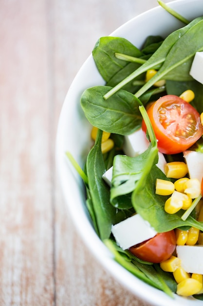 gesunde Ernährung, Diät, vegetarische Küche und Kochkonzept - Nahaufnahme der Gemüsesalatschüssel zu Hause