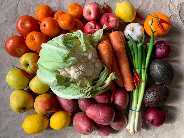 Foto gesunde ernährung einkaufen in lebensmittelgeschäften oder lieferung von frischen obst- und gemüsesorten auf handwerkspapier