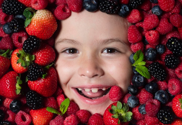 Gesunde Ernährung Erdbeere Heidelbeere Himbeere Brombeere Hintergrund auf Kindergesicht gesunde Kinder essen