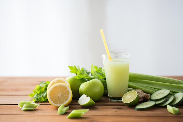 gesunde Ernährung, Ernährung, Diät und vegetarisches Konzept - Glas grüner Saft mit Obst und Gemüse auf Holztisch