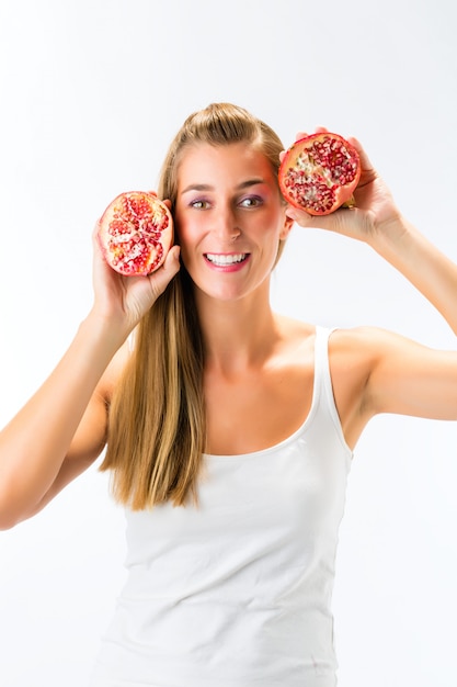 Gesunde Ernährung, Frau mit Granatapfel