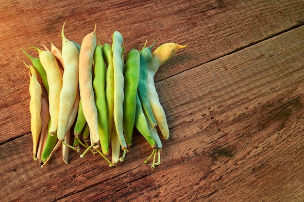 Gesunde Ernährung Grüne und gelbe grüne und gelbe Stangenspargel Nahaufnahme auf einem Holztisch Lange Bohne des Hofes