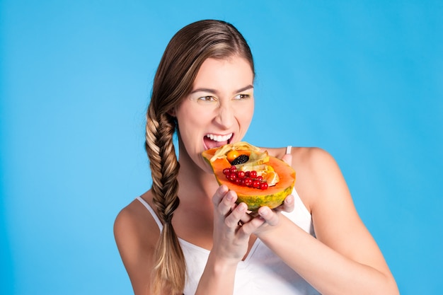 Gesunde Ernährung - junge Frau mit Früchten