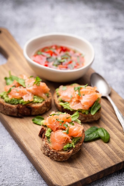 Gesunde Ernährung Keto-Diät mit Avocado und rotem Fisch Lachs Toast Sandwich Gesunder Snack Die Keto-Diät