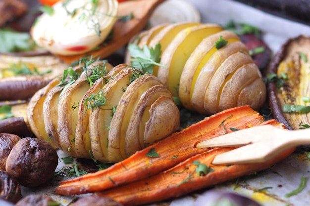 Gesunde Ernährung Nahaufnahme Gebackene Scheiben Auberginen Rüben Karotten Zwiebeln Kartoffeln ganze Pilze Gewürze und Kräuter auf Pergamentpapier