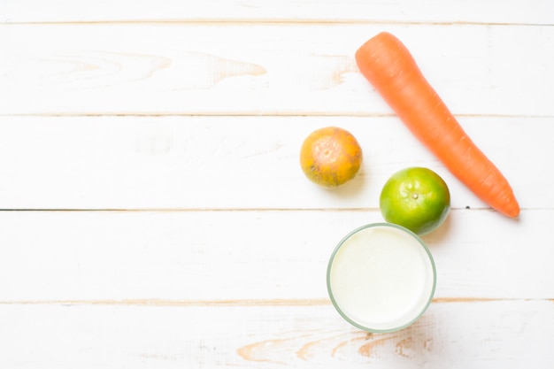 Gesunde Ernährung Obst- und Gemüsesaft trinkfertig auf Holztisch