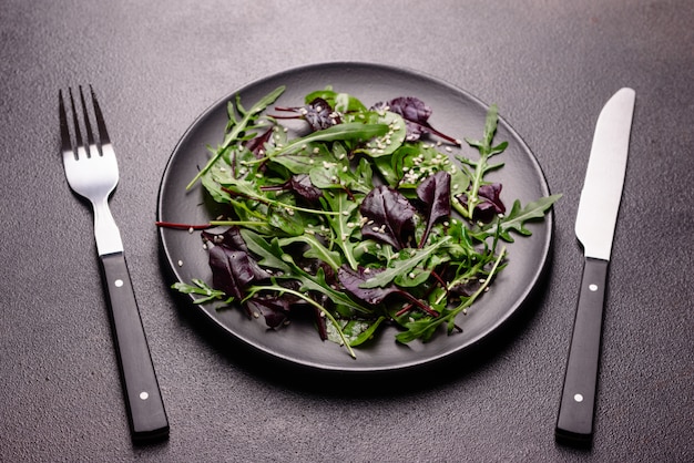 Gesunde ernährung, salatmischung mit rucola, spinat, bullenblut, rübenblättern und mikrogrün.