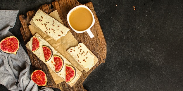 gesunde Ernährung, Sandwich, Knäckebrot, Feigen, Kaffee, Frühstück oder Snack, Frischkäse, Butter, Joghurtmenü. Lebensmittel . copyspace. Ansicht von oben