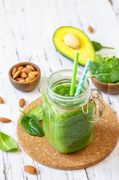 Foto gesunde ernährung und ernährung vegane alkalische vegetarische konzepte grüner smoothie mit spinat