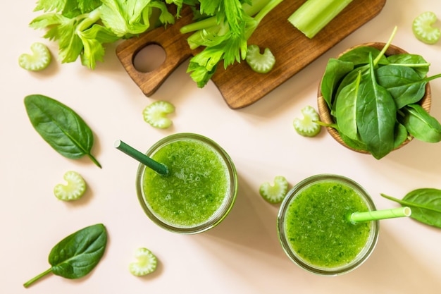 Gesunde Ernährung und Ernährung veganes und alkalisches Getränk Grüner frischer Smoothie Draufsicht Flach liegend