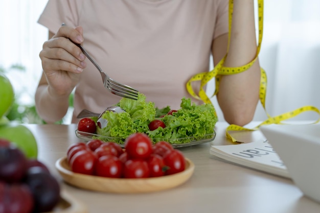 Gesunde Ernährung und Keto-Diät Frauen planen eine Diät für eine schlanke Figur und eine gesunde Frau, die Apfel und Gemüse isstxD