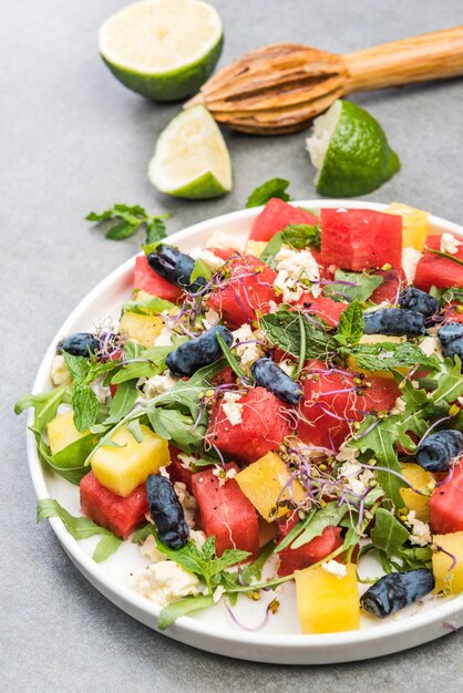 Gesunde ErnährungSommerfrischer Wassermelonensalat mit Feta-KäseGriechische Cousine