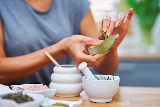 gesunde erwachsene frau, die zu hause naturkosmetik macht