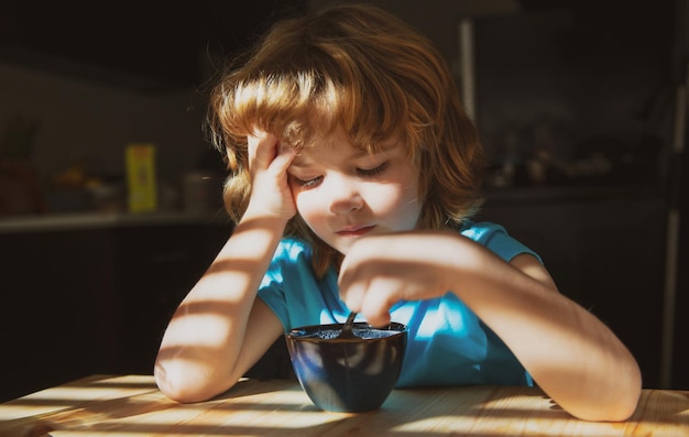 Gesunde Essgewohnheiten Kinder zu Hause Essen Junge isst Frühstück in der Küche Kinderernährung