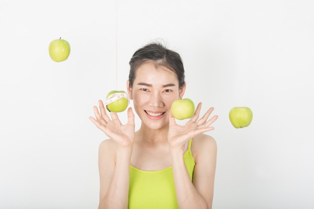 Foto gesunde frauen mit grünen äpfeln in der weißen szene