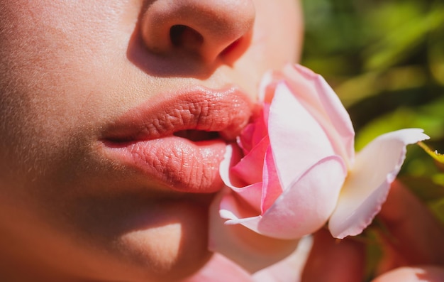 Gesunde Frauenlippe schöne Frauenlippen mit Rose