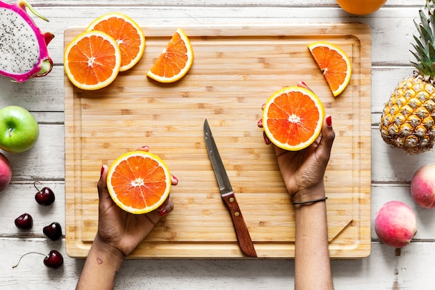 Gesunde frische Orangen schneiden