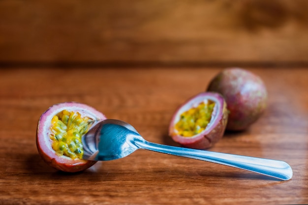 Gesunde frische passionsfrucht auf hölzernem hintergrund