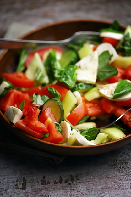 Gesunde frische Salatschüssel Keto-Diät-Salat