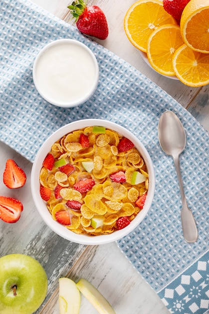 Gesunde Frühstücks-Cornflakes und Erdbeeren mit Milch