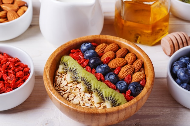 Gesunde Frühstücksschale Haferflocken mit frischem Obst