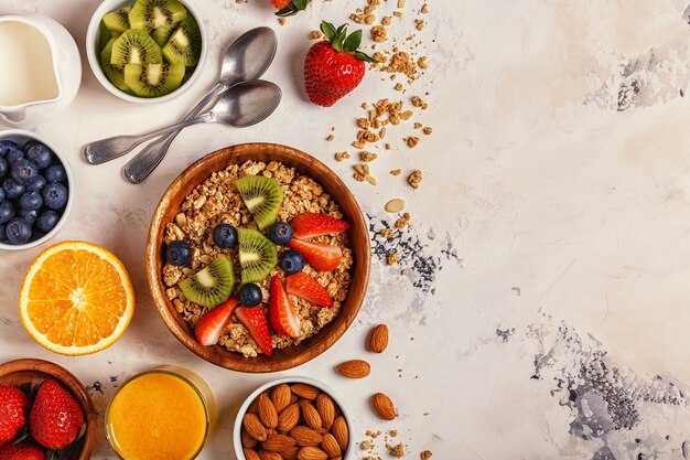 Gesunde Frühstücksschale mit Müsli und frischem Obst