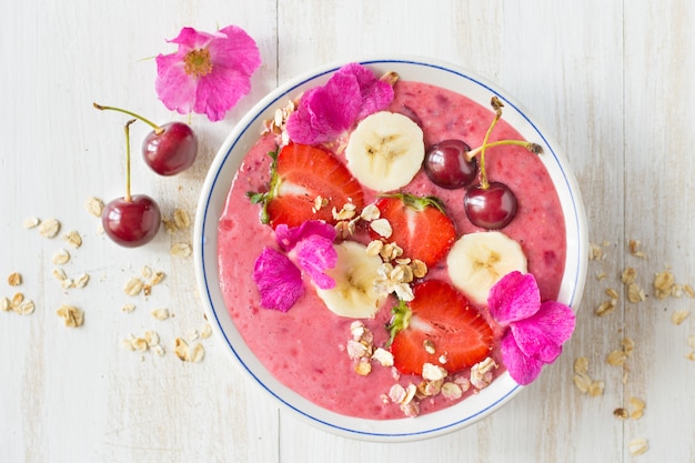 Gesunde Frühstücksschale: Smoothie mit Banane, Erdbeere, Kirsche, Hafer