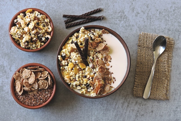 Gesunde Frühstücksschüssel mit Müsli, Samen und Schokoladenstäbchen. Probieren Sie das Frühstück für die Figur und Schönheit.