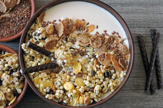 Gesunde Frühstücksschüssel mit Müsli, Samen und Schokoladenstäbchen. Probieren Sie das Frühstück für die Figur und Schönheit.