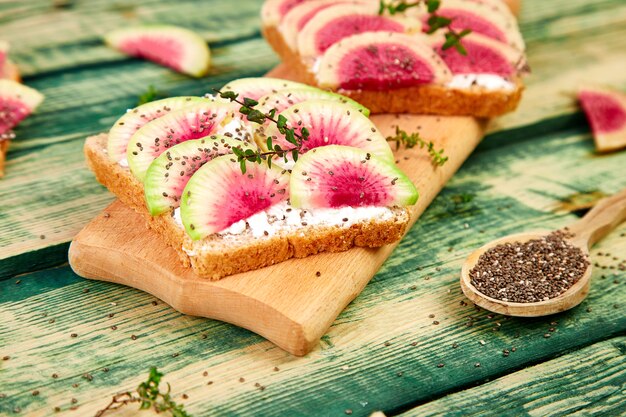 Gesunde Frühstückstoast aus geschnittenem Wassermelonenrettich