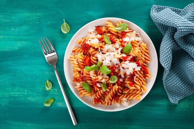 Gesunde Fusilli-Nudeln mit Parmesan-Basilikum mit Tomatensauce