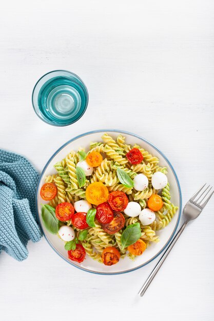 Gesunde Fusilli-Nudeln mit Pesto-Sauce, gerösteten Tomaten, Mozzarella