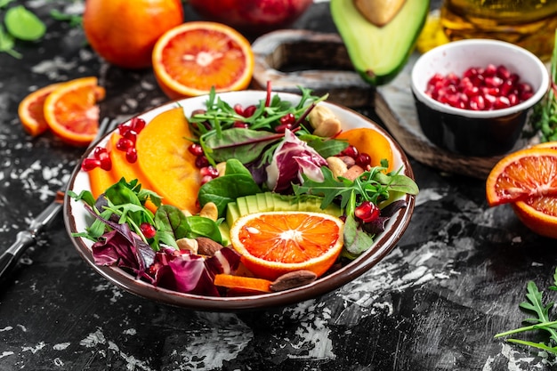 Foto gesunde gemüse buddha schüssel mit obst, gemüse und samen.