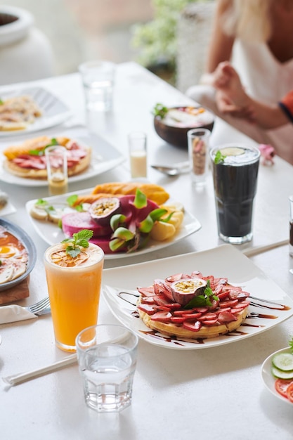 Gesunde Gerichte auf dem Café-Tisch