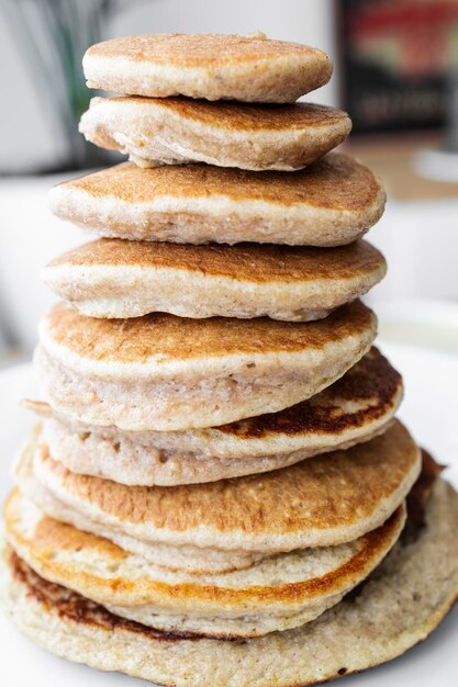 Gesunde glutenfreie Pfannkuchen mit Haferflocken, Eiern und Bananen. Gesundes Frühstück.