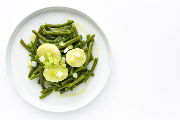 Gesunde grüne Bohnen mit Kartoffeln, Paprika und Zwiebeln