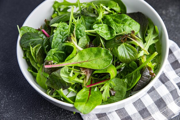 Gesunde grüne Salatblätter mischen mikrogrüne, saftige Snacks auf dem Tisch
