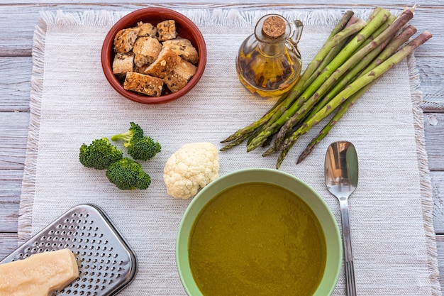 Gesunde hausgemachte cremige Gemüsesuppe frisch und essfertig auf Holztisch