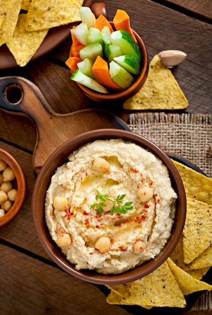 Gesunde hausgemachte Hummus mit Olivenöl und Pita-Chips