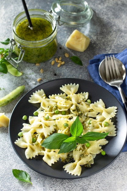 Gesunde italienische Küche Pasta mit grünen Erbsen und Pestosauce