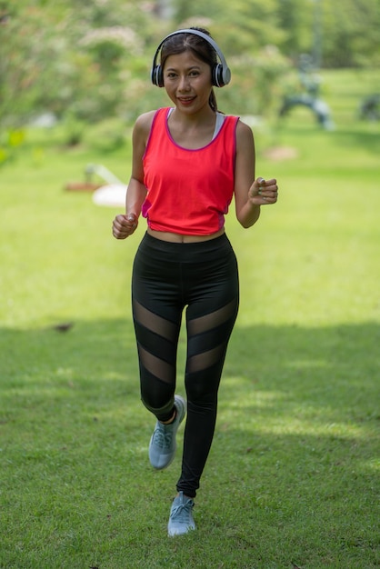 Gesunde junge weibliche Trainingsübung vor dem Laufen oder Fitnesstraining im Stadtpark