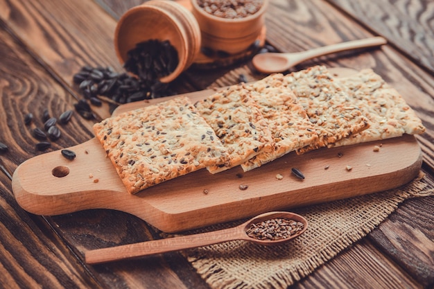 Gesunde Kekse mit Körnern und Samen auf Holztisch