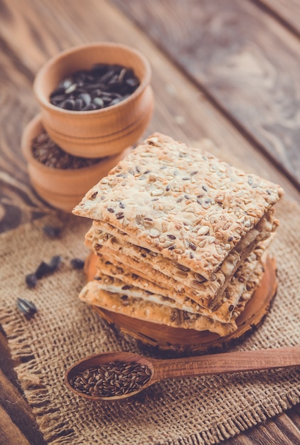 Gesunde Kekse mit Körnern und Samen auf Holztisch