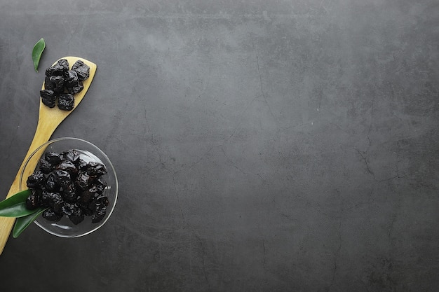 Gesunde Lebensmittel. Trockenfrüchte für die Ernährung. Pflaumen, Datteln, Rosinen und Feigen. Gesunde und richtige Ernährung fürs Leben.