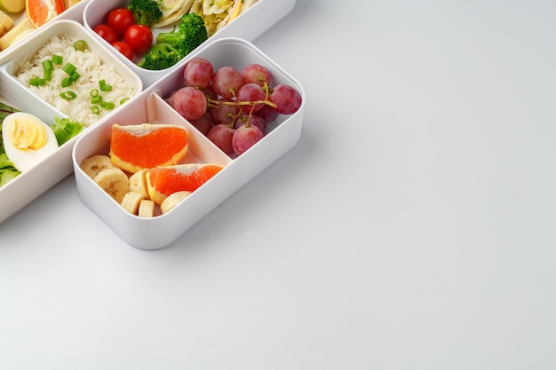 Gesunde Lebensmittellieferung in Take-Away-Box auf weißem Hintergrund