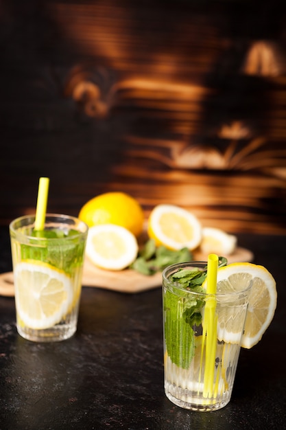 Gesunde Limonade aus Bio-Früchten auf Vintage-Holz-Hintergrund