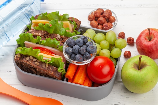 Gesunde Lunchbox mit Sandwich und frischem Gemüse