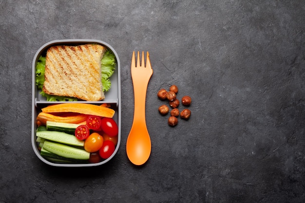 Foto gesunde lunchbox mit sandwich und gemüse