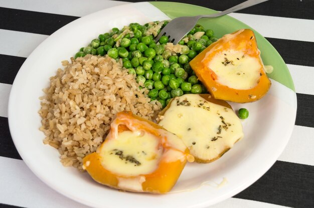 Gesunde Mahlzeit bestehend aus buntem Essen