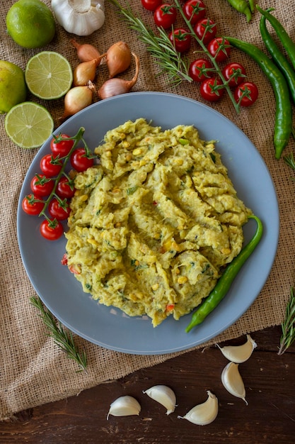 Gesunde Mahlzeiten der sizilianischen Vorspeise mit Auberginen, Zwiebeln, gerösteter Paprika, Petersilie